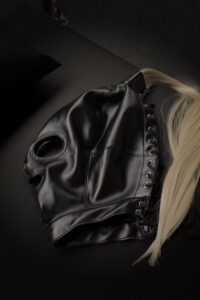 maschera-con-coda-mask-with-blonde-ponytail-black