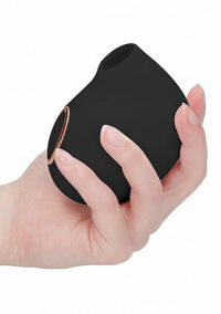 succhia-clitoride-seductive-black